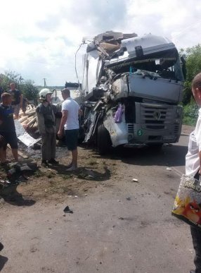 На Іршавщині перекинулась вантажівка: загинула людина – 03