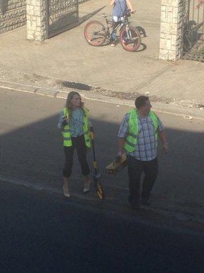 Ольга Фреймут завітала до Хуста та пройшлася на каблуках по місцевих калюжах – 09