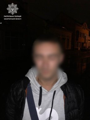 В Ужгороді поліція вилучила у молодиків наркотичні речовини та балончик з аерозольною фарбою – 04
