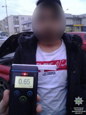 У Мукачеві нетверезий чоловік нецензурно висловлювався у бік полісменів та чіплявся за їх одяг – 01