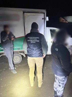 Брали по 4 тисячі доларів: прикордонники розповіли, що коїлось в області – 05