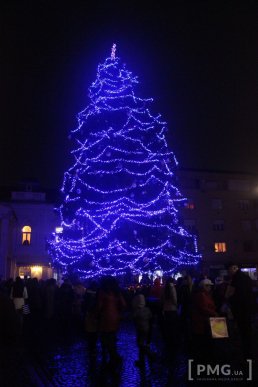 У Мукачеві засяяла головна новорічна ялинка міста – 22