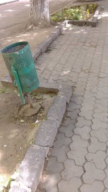 Ужгородцям доводиться сидіти на поламаних лавицях – 03