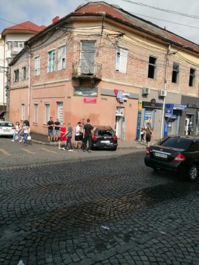 У центральній частині Мукачева трапилась аварія: оприлюднено фото – 03