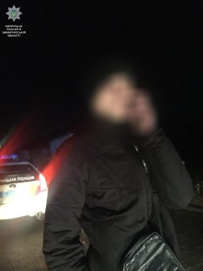 Вночі на вулицях Мукачева одразу в кількох чоловіків знайшли наркотики – 04