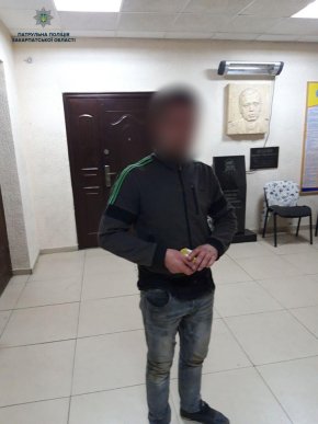 Жінка вдарила патрульного в обличчя: що відбувалося ввечері в Ужгороді – 02