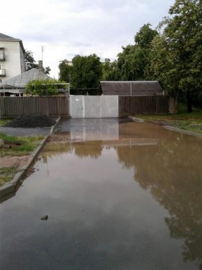 Негода створила у Мукачеві водні атракціони для дітей – 04