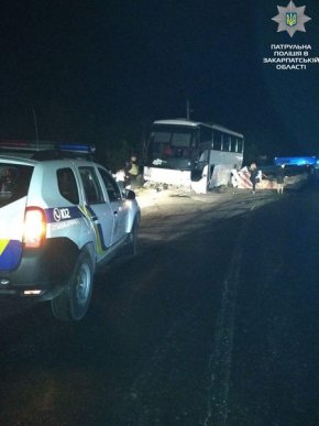 На Закарпатті автобус потрапив у ДТП. Є чимало постраждалих – 02