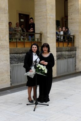 У приміщенні Закарпатської ОДА встановили розкішний білий рояль – 06