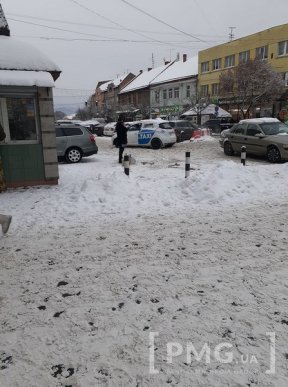 Центр Мукачева потопає у снігу. Дороги і тротуари не розчищені – 06