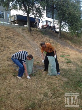 Свідомі мукачівці очищали набережну міста від сміття (ФОТО) – 16 Свідомі мукачівці очищали набережну міста від сміття (ФОТО) – 16