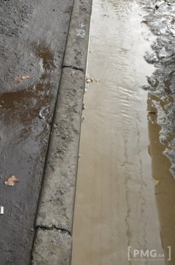 Вулицю Івана Франка у Мукачеві частково перекрили через прорив каналізації – 02