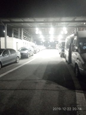 Дорога додому: перед КПП люди стоять у чергах понад 10 годин – 04