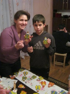 На Тячівщині віряни напекли солодких "миколайчиків" для бійців АТО – 05