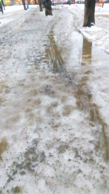 Тротуари Ужгорода залиті водою, людям пересуватись дуже важко – 08
