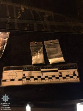 У Мукачеві та Ужгороді патрульні затримали молодиків з наркотиками – 02