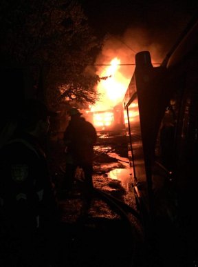 У Мукачеві горіли гаражі з автомобілями – 01