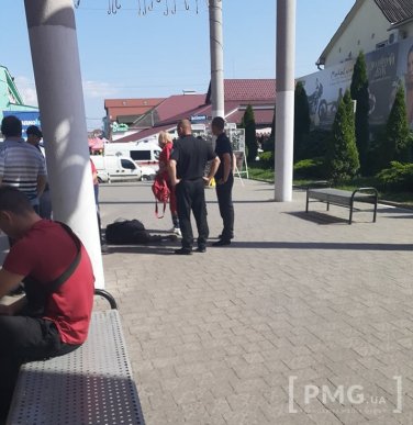 Приїхала швидка: що сьогодні сталось біля "Зеленого ринку" у Мукачеві – 02