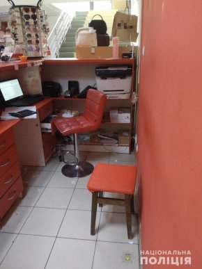 Група дітей "обчистила" касу магазину – 04