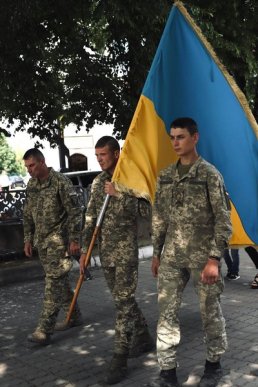 На похорон прийшли сотні людей: Мукачево попрощалося із Романом Жуком – 17