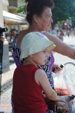 У центрі Мукачева виступають кришнаїти – 03