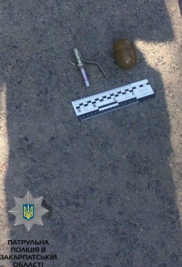 У Мукачеві чоловік посеред вулиці продавав гранату – 02