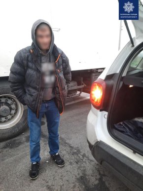 Пропонував 50 євро: закарпатець намагався "домовитися" із поліцейськими – 03