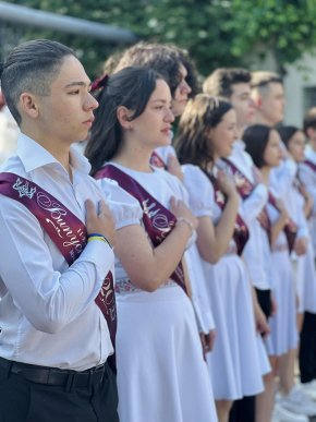 У школах Мукачева пролунав останній дзвоник для учнів 11 класів – 07