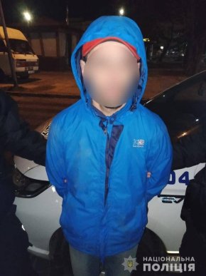 Озброєний чоловік проник у чужу квартиру і погрожував власнику – 03 Озброєний чоловік проник у чужу квартиру і погрожував власнику – 03