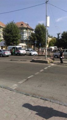 В Ужгороді маршрутка зіткнулась з іномаркою: пасажирка ймовірно отримала струс головного мозку, – ЗМІ – 01