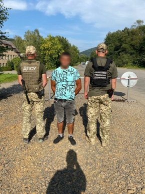 Поблизу кордону зі Словаччиною затримали 10 людей – 03