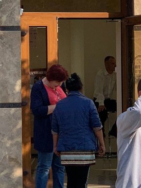 У центрі Мукачева жінки виманюють гроші у людей, – ЗМІ – 01