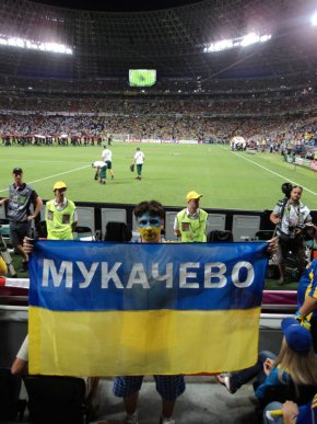 Мукачівські вболівальники підтримували футбольну збірну України в Донецьку (ФОТОРЕПОРТАЖ) – 12
