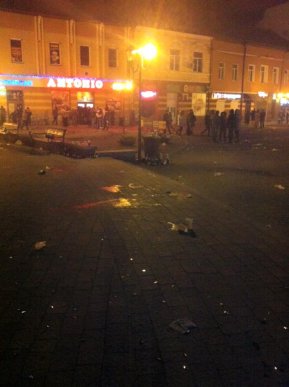 Центр Хуста після святкування Нового року "заполонили" маса різного непотребу і битого скла – 03