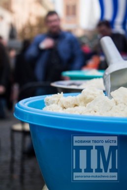 На ярмарку до Дня святого Мартина мукачівці куштують справжні ласощі (ФОТОРЕПОРТАЖ) – 04