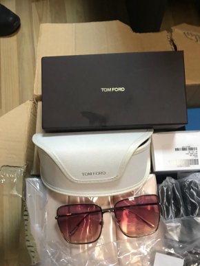 Закарпатські митники вилучили окуляри відомих брендів – 02 Закарпатські митники вилучили окуляри відомих брендів – 02