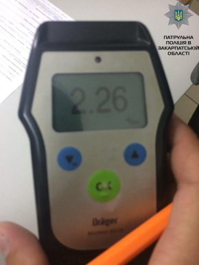 В Ужгороді патрульні зупинили нетверезого водія з рекордним вмістом алкоголю в крові – 01