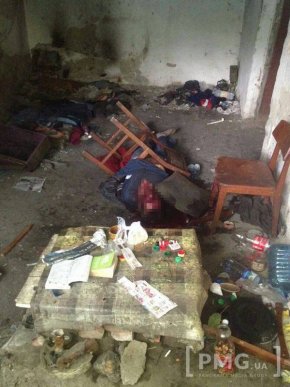 З’явились перші фото з місця жорстокого вбивства чоловіка у мікрорайоні "Росвигово" – 04 З’явились перші фото з місця жорстокого вбивства чоловіка у мікрорайоні "Росвигово" – 04
