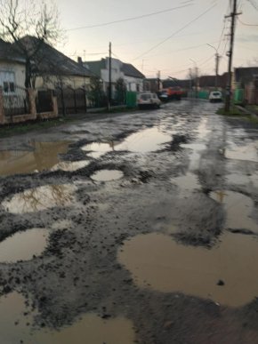Мережу шокував стан однієї із вулиць Мукачева – 01
