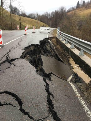 Частина дороги зруйнована: що трапилось на Закарпатті – 01