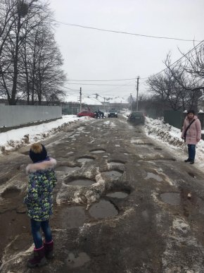 На Закарпатті після суспільного розголосу голова села пішов засипати ями на дорозі – 03