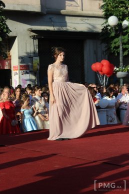 Мукачівські випускники станцювали прощальний вальс у центрі міста – 26