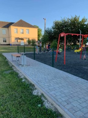 У Новому Давидкові зводять дитячий і спортивний майданчики – 01