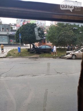 В Ужгороді зіткнулися дві машини – 01 В Ужгороді зіткнулися дві машини – 01