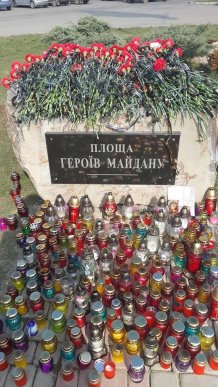 У мікрорайоні Росвигово на площі Героїв Майдану освятили меморіальний знак загиблим Героям України (ФОТО) – 01