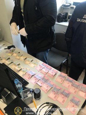 У Мукачеві працівника поліції затримали під час отримання хабара – 03