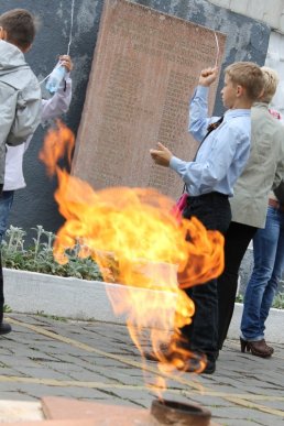 Мукачівські діти покладали квіти до вічного вогню (ФОТОРЕПОРТАЖ) – 01