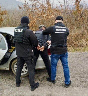 Під час обшуку в закарпатця виявили зброю, наркотики та дві гранати – 02 Під час обшуку в закарпатця виявили зброю, наркотики та дві гранати – 02