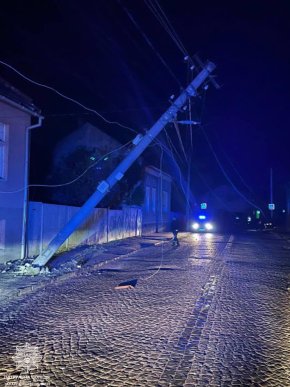 У Мукачеві п’яний водій на авто врізався у електроопору – 02 У Мукачеві п’яний водій на авто врізався у електроопору – 02