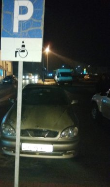 У Мукачеві штрафують "героїв парковки" – 02